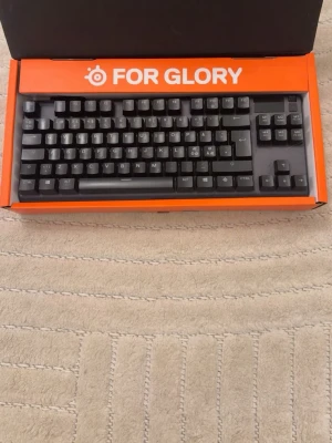 Steelseries apex pro tkl - Steelseries apex pro tkl i mycket bra skick. Säljes då det inte kommer till användning. Nypris kring 2500:- Säljes för 1500kr. 