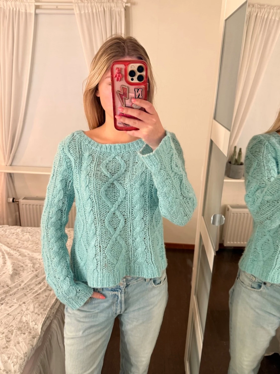 Ljusblå kabelstickad tröja
