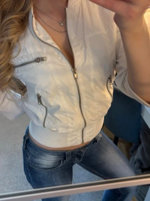 Vit bomberjacka Gina tricot  - Snygg vintage vit bomberjacka med silvriga dragkedjor och ribbade muddar. Fint skick💕💕