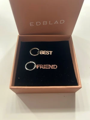 Edblad örhängen Best Friend - Snygga örhängen från Edblad i silverfärg med texten 'BEST' och 'FRIEND'. Ej använda! 
