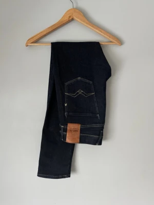 Mörkblå Replay Hyperflex jeans - Snygga mörkblå jeans från Replay  / Storlek 31/32 | Grymt skick 