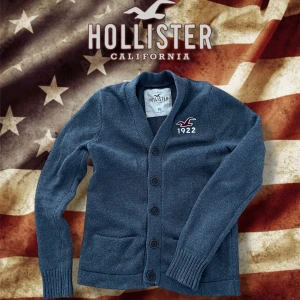 Hollister Cardigan - Säljer en riktigt avslappnad och snygg Hollister cardigan i toppskick!🙌🏻 || Modellen på bilden är 183cm lång || 60% bomull, 30% nylon, 10% ull ||Hör av er vi frågor!! Jag svarar fort💫