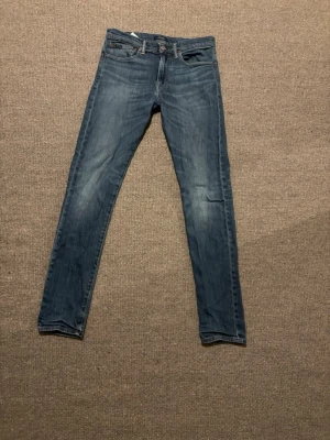 Rapph Lauren jeans - Snygga blå slim fit jeans med lätt slitna detaljer på låren och knäna. Klassisk femficksmodell med dragkedjegylf och smal passform. Perfekta till en avslappnad streetstil. Materialet är denim i bomull med lite stretch för extra komfort.