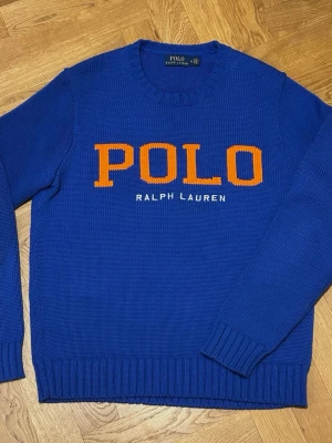 Polo Ralph Lauren sample (troligen osläppt) - Äkta Polo Ralph Lauren sample exemplar. Klassisk rak modell, ribbad mudd i ärmar, nederkant och hals. 100% grovstickad bomull. Storlek M. Använd endast en gång. 