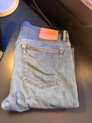 Blå jeans från Acne Studios - Litet hål i skrevet som är igensytt. Passar perfekt på 1.80