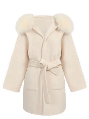 Kappa från Fur Stockholm  - Superfin krämvit kappa med breda slag och fluffig päls. Kappan har ett knytskärp i midjan och stora fickor framtill. Perfekt oversized look och riktigt mysig för kalla dagar. Ullmix. Pris kan diskuteras. Skickar mer bilder vid intresse. 