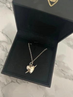 Intressekoll - Superfint Maria Nilsdotter halsband, knappt använt. Låda ingår ❤️ är både öppen för byten samt prisförslag!