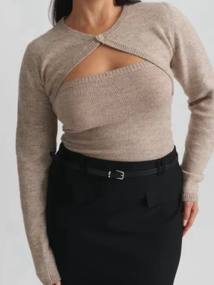 Beige cropped bolero från Gina Tricot - Trendig beige stickad bolero från Gina Tricot med lång ärm och en knapp framtill. Koftan är storlek S och toppen XS