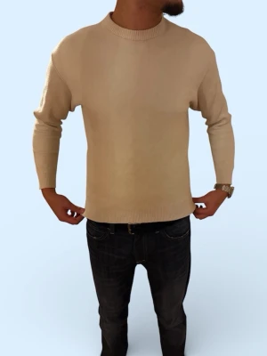 stickad tröja från ZARA - Säljer en stilren beige stickad tröja med rund halsringning och långa ärmar. Tröjan har ribbade muddar vid ärmslut och nederkant, vilket ger en snygg passform. Perfekt att matcha med jeans för en enkel och clean look.