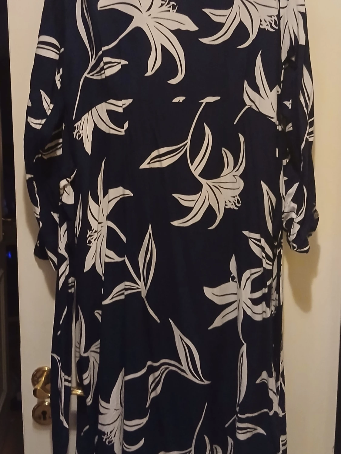 Marinblå långklänning med blommor - 1