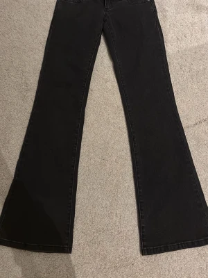 Svarta bootcut jeans från Abrand Jeans - Säljer ett par svarta lågmidjade bootcut jeans från Abrand Jeans med snygga fickor. Dem är helt nya, endast använda. Nypris 1000kr. Storlek 25 fast Tall. Passar mig som är 173.