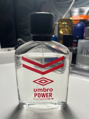 Umbro POWER Parfym - Säljer denna parfym då jag inte längre behöver den. Innehåller cirka 4/5 kvar så är nästintill helt oanvänd. 100ml storlek. Skriv om det är något