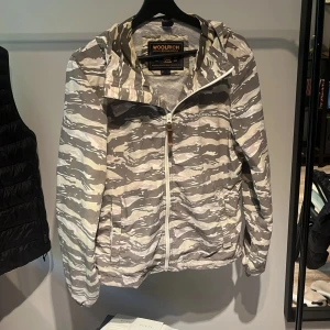 Woolrich windbreaker  - En windbreaker från woolrich som är perfekt nu när det är vår och lite halv kallt Skick 8/10. Storlek M men passar även S. Om det är något ni undrar över så är det bara att fråga.