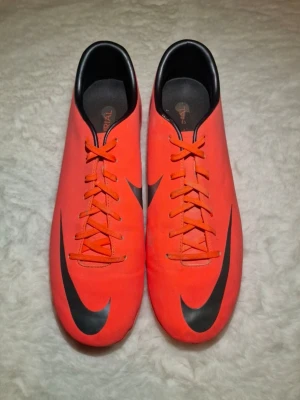Nike Mercurial Victory III - Nike Mercurial Victory III Bright Mango/Metallic Dark i mycket fint skick "Hard to find!" En lite skadad på framsidan. Kolla sista bilden!  Skick: 8/10 Storlek: 44,5 Produktkod: 509128-800