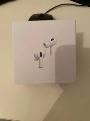 AirPods Pro 2 - Säljer ett par Apple AirPods Pro 2, trådlösa in-ear hörlurar i vit färg. De har en stilren och kompakt design med silikonproppar för bra passform. Perfekta för musik, samtal och brusreducering. USB TYPE C
