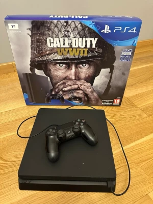 PlayStation 4 + spel - Säljer en svart PlayStation 4 med 1TB lagring. Konsolen är i bra skick och alla sladdar + kartong ingår tillsammans med 1 handkontroll. Ingår 8 spel : Grand Theft Auto 5, Call of Duty ww2, Overwatch, Hitman 2, Farcry 5, Skyrim, Summerset, Horizon Zero down( complete edition) 