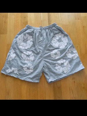 Denim tears shorts - Ett par helt nya Denim Tears shorts i färgen grå. Inga skador eller missfärgningar. Meddela vid frågor.  Snabb leverans ⚡️📦🚚 Vid köp av flera produkter = rabatt 💰📉✅