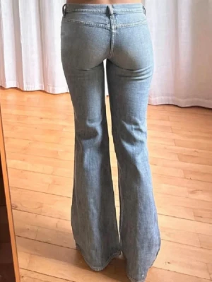 Ljusblå bootcut jeans - Snygga och eftertraktade jeans från Diesel. Jeansen har låg midja, är bootcut och har cool vintage design😍Inga defekter!!! Midja: 36 Innerben: 79 Modellens längd: 165 