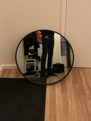 Mörkblå slim fit jeans - Snygga mörkblå slim fit replay jeans med klassisk femficksdesign och raka ben. Jeansen har en stilren look och passar perfekt till vardagsstilen. Materialet är stretchigt denim som ger en bekväm passform.(använda ett fåtal gånger)