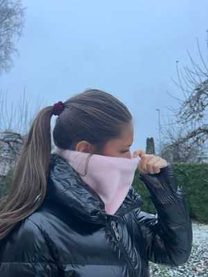 Babyrosa Buff - Denna buff har en insida av silkestyg vilket gör:          -Sminket förstörs inte ute i skidbacken                        -Silke är ett fuktabsorberande material-> Buffen blir it lika blöt och kall.                                                            -Silke är mjuk och len för hyn vilket gör att du it blir röd och irriterad i ansiktet efter en lång dag i skidbacken