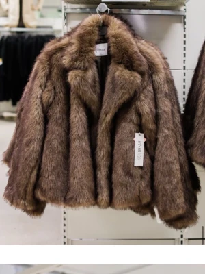 SÖKER!!!! Brun pälsjacka från gekås (stories)  - SÖKER DENNA I STORLEK XS ELLER S