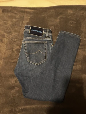 Jacob Cohën jeans - Väldigt snygg mörkblå färg, modellen bard, storlek 29 passar 30. Förra årets kollektion, använda väldigt få gånger.