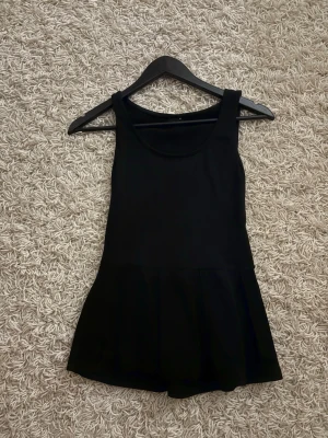 Svart lång tröja från Gina Tricot - Säljer en svart lång tröja från Gina Tricot i storlek XS. Perfekt för dig som gillar enkel och stilren look.