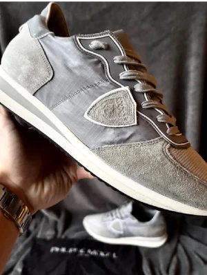 Philippe Model skor  - Säljer dessa riktigt snygga samt eftertraktade Philippe model skor 🩶. Skor är i utmärkt skick och har endast minimala täcken på användning. Cond 9/10. Kom gärna med pris förslag! Ställ gärna frågor ifall det undras!!!