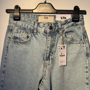 Ljusblå straight jeans  - Säljer ett par ljusblå straight fit jeans från stradivarius. Helt oanvända i storlek 36.