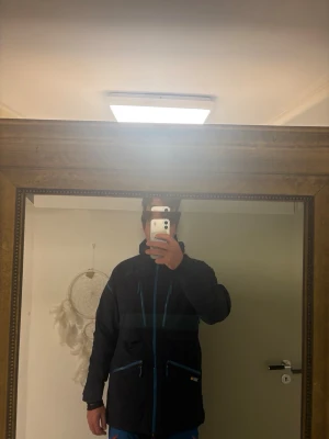 Mörkblå skidjacka från Peak performance  - Tekniskt skidställ från Peak Performance i matchande färger. Vattentätt, vindtätt och ventilerande med smarta detaljer och bra passform. Perfekt för utförsåkning och vinterbruk. Bra använt skick, inga kända skador.  Nypris 4500krkr. Pris: 750