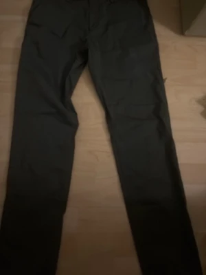 Boggi Milano chinos w32 - Säljer ett par mörkgråa chinos med rak passform. Klassisk design utan synliga detaljer eller mönster, perfekta till vardagslooken. Passar dig som gillar enkel och stilren stil. Köpta i Paris