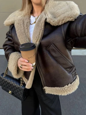 Zara Double-Faced Faux Leather Shearling Aviator Jacket - Snygg pilotjacka från Zara i fuskskinn och fuskpäls, storlek S. Superfint skick, inget att anmärka på. (Första bilden är lånad)