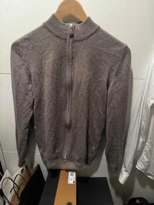 Sten ström beige zip up - Säljer denna feta stenström zip i beige storlek s väldigt fin och vulgär skicket är extremt bra inga skador eller något och helt fel fri hör av er för frågor eller funderingar 