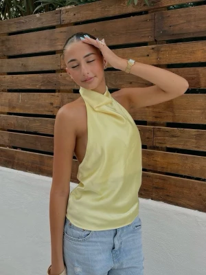 Gul satin tröja! - Första bilden är lånad! Jätte söt gul tröja från neo noir 