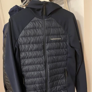 Peak Performance hybrid jacka - Säljer nu denna stilrena Peak Performance hybridjackan i storlek M, perfekt till våren. Jackan är i nyskick och endast använd ett fåtal gånger. Nypris är runt 2700kr. Tveka inte att skriva vid frågor och funderingar.  