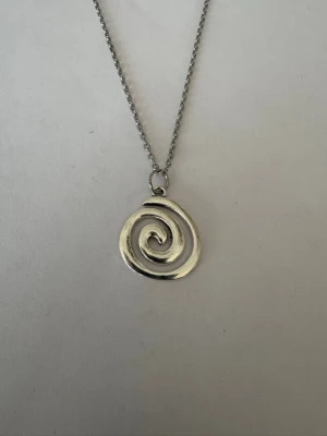 Halsband spiral - Halsband som inte är i äkta silver/guld. Kedja är oftast 50cm men kan ibland komma i 45cm. Kedja är rostfritt stål, berlock oftast i zinklegering men kan även det i vissa fall vara rostfritt stål. Be gärna om mått på berlock om detta är viktigt då bilderna är missvisande när det gäller hur stora dom är! 🌹❤️  Allt är nytt.  Bud accepteras inte 🥰🌹