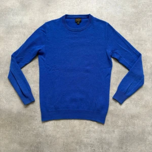 100% Cashmere tröja från J.Crew - Säljer en stilren blå kashmirtröja från J.Crew. Den kostar nypris 2799kr mittpis 549kr. Den är i storlek xs 100% Kashmir. Bara att höra av er vid funderingar mvh Olle! 🧥💙