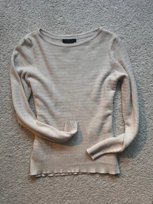 Stockh LM - Snygg beige stickad tröja från Stockh LM med långa ärmar. Tröjan har en smal passform och diskret ribbade muddar vid ärmslut och nederkant. Har inte använt, kändes för tight