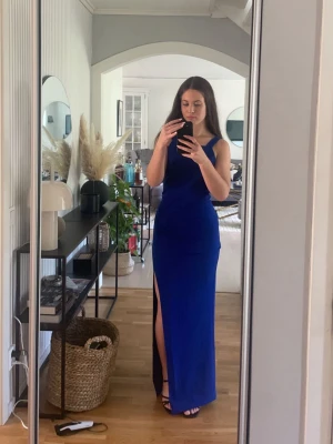 Blå balklänning- Bubbleroom  - En jättefin balklänning i mycket bra skick då den bara är använd två gånger. Klänningen är blå och är från Bubbleroom i storlek Xs. Klänningen passar perfekt som balklänning eller som en finare långklänning:) 
