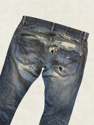 DONDUPS MED SLITNINGAR - Ett par extremt unika dondupjeans med mycket slitningar, ingen hud syns igenom vid användning! Modell ”Lucky” vilket är en av de schysstaste slimfit modellerna från märket. Hör av dig vid frågor.