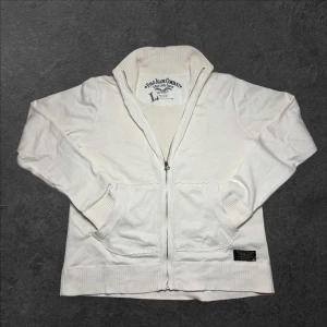 Vintage Ralph Lauren crémevit zip up tröja - herr strl L - Säljer en vintage Ralph Lauren crémevit zip up-tröja i storlek L  👕 Märke: Ralph Lauren 📏 Storlek: L 🎨 Färg: Crémevit 🧵 Material: 100% bomull 📐 Mått: Längd 69 cm, bredd 57 cm 📍 Skick: Mycket bra skick (se bilder)  💬 Har du några frågor är det bara att höra av dig! 💰 Vid snabb affär kan priset diskuteras. 📦 Skickar alltid inom 24 timmar!