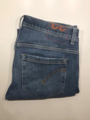 Dondup George 👖 - Säljer ett par blåa jeans från Dondup! Passform/modell: George (kolla @fashionstore för bra bilder på passformen) Storlek: W32, nypris: 3000kr, mitt pris: 499kr. Nyskick utan prislapp, väldigt fina, sparsamt använda. Jag diskuterar gärna priset!