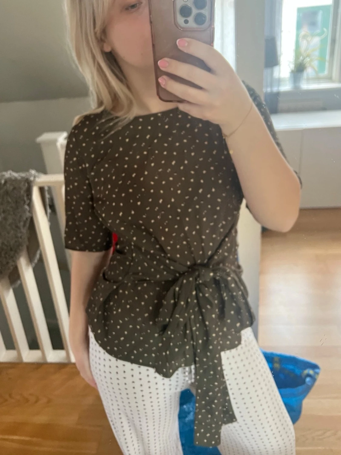 Mörkgrön blus med knyt och småprickigt mönster