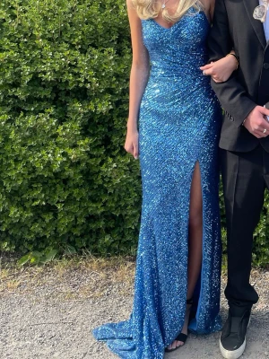Blå glittrig långklänning med slits - Säljer min bal klänning, använd 1 gång💕