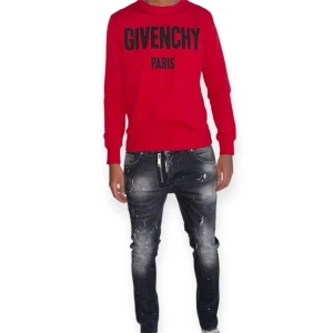 Givenchy Paris Tröja- Röd- Storlek M - Helt ny, högkvalitativ replika. Modellen är 175 cm lång och bär storlek XS på bilden. Pris: 799 kr. Leverans: Skickas inom 24 timmar. Notera: Begränsat antal- först till kvarn 