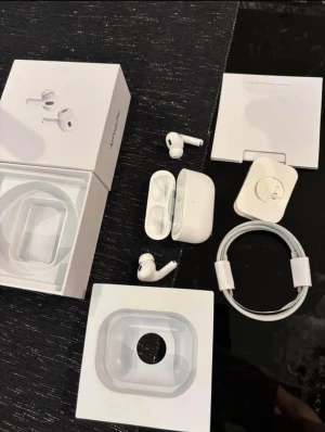 AirPods Pro (2nd generation) - Säljer ett par AirPods Pro 2nd generation i mycket fint skick, komplett med originalförpackning och extra öronkuddar. Inga synliga repor eller skador. Perfekt för dig som vill ha aktiv brusreducering och hög ljudkvalitet. Fungerar med iOS, iPadOS och Mac.