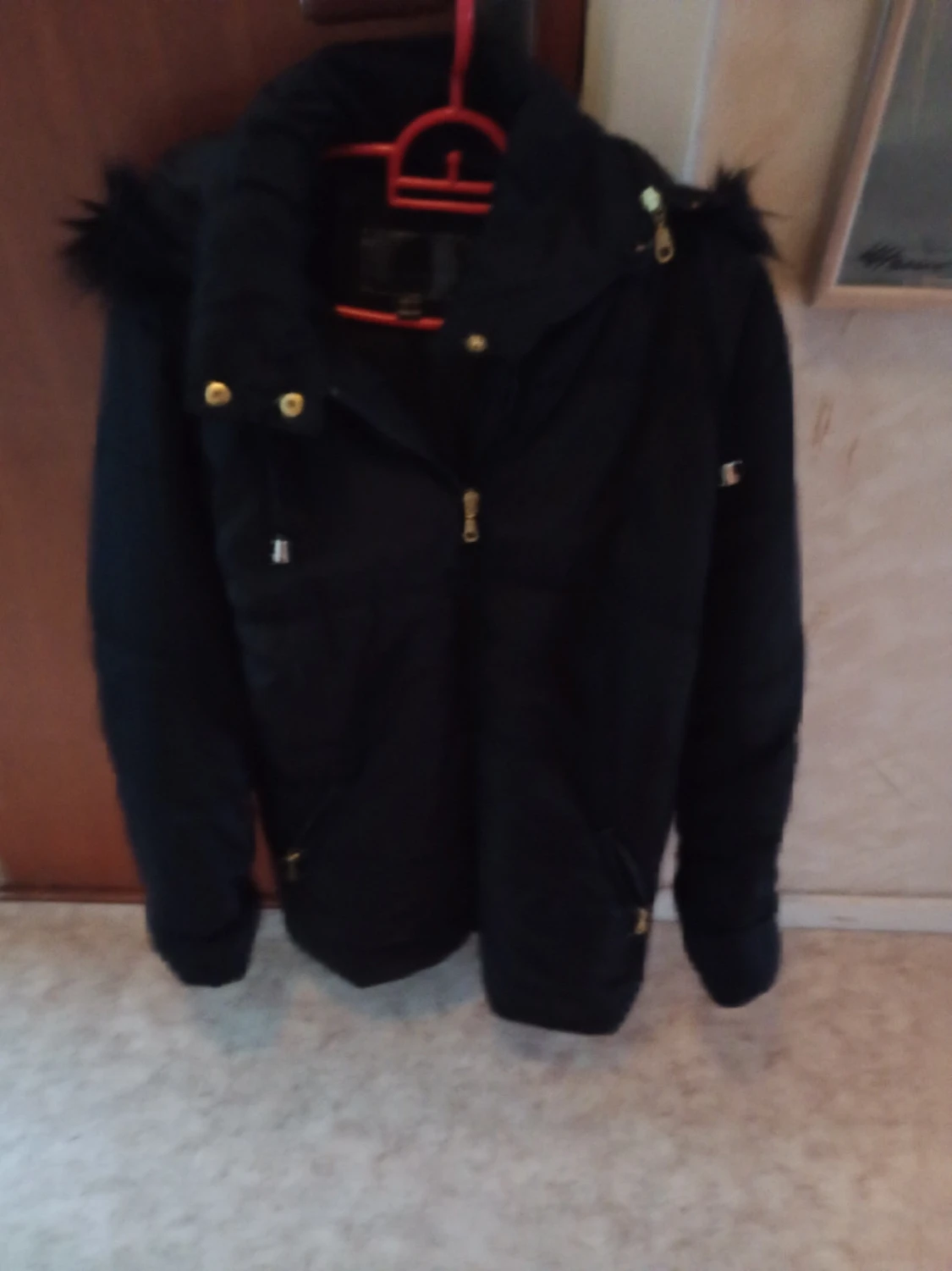 Svart pufferjacka med huva