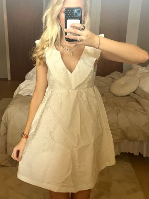 Jättefin studentklänning🤍 - Säljer denna jättefina och mycket eftertraktade studentklänningen från Bubbleroom🤍 Jättefint skick!