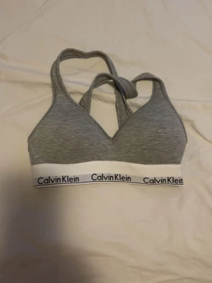 Grå sport-bh från Calvin Klein - Grå sport-bh från Calvin Klein, jätte fin, bara använt 2 gånger så den är som ny💗orginalpris 550kr