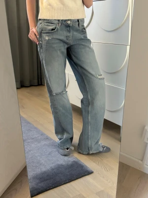 Blåa raka jeans med slitningar - Säljer ett baggy jeans från Zara🤗 säljer de för att jag inte tycker jag passar i den tyvärr, därav bara använda 1 gång!! De har ett väldigt sköt material och passar till allt nästan❣️❣️ 